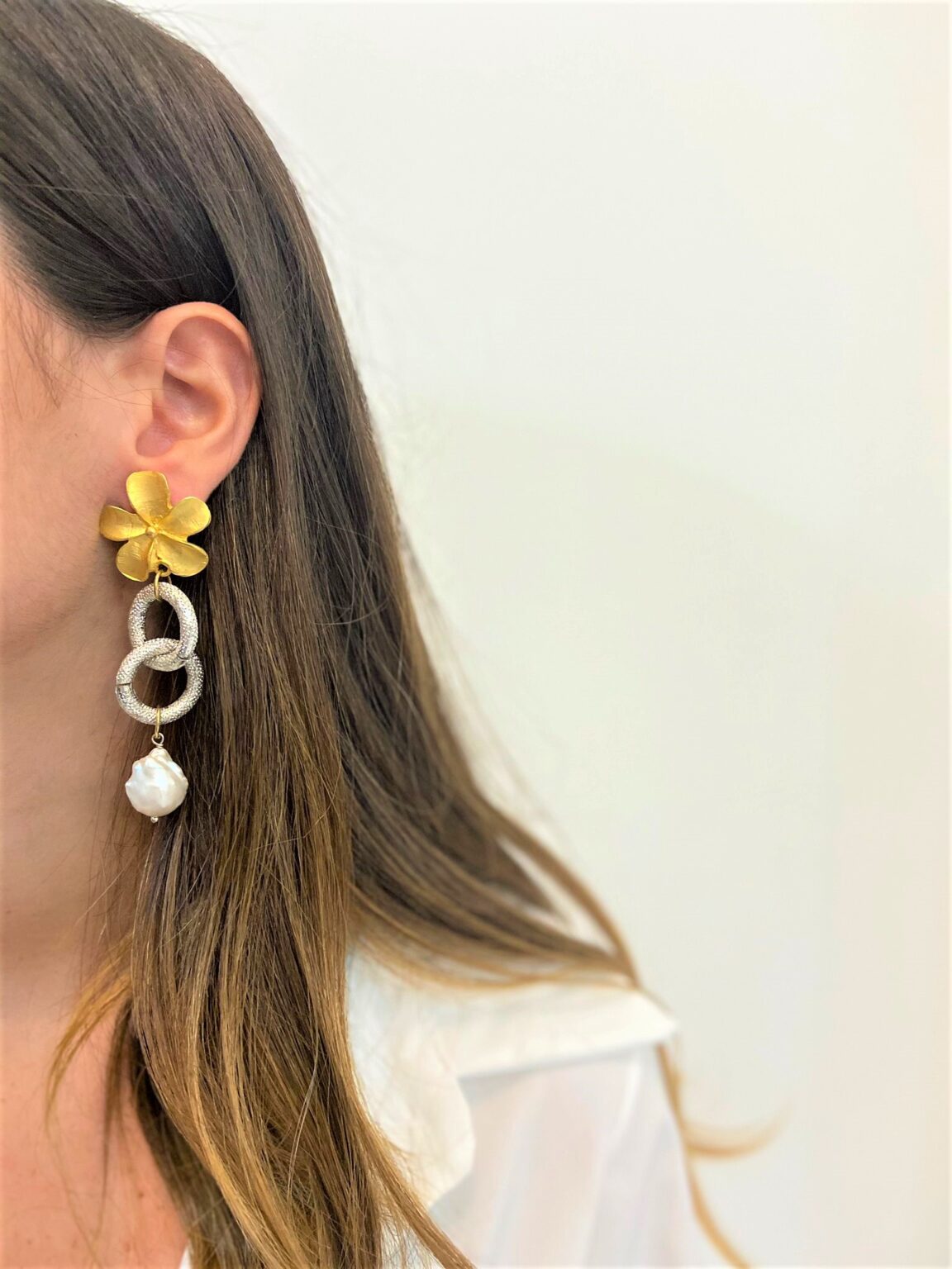 Orecchini pendenti a forma di fiore in cristallo austriaco in stile vittoriano, grigio antracite e pesca chiaro di Siggy Jewelry - Italia